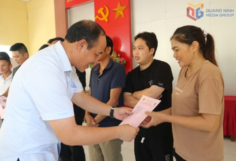 Trao giấy chứng nhận quyền sử dụng đất mặt nước nuôi trồng thủy sản (đợt 1) cho các hộ dân trên địa bàn phường Móng Cái 1