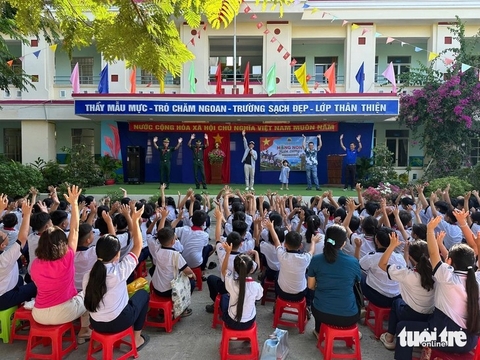 Thiếu nhi vùng biển vui hội đầu hè cùng bộ đội biên phòng