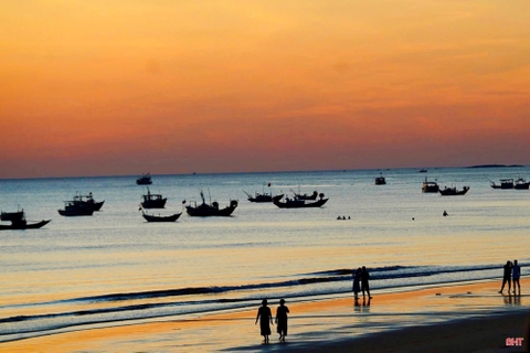 Du khách thích thú với biển Thiên Cầm ngày cuối tuần