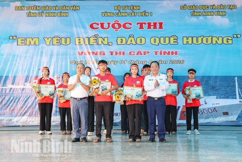 Bồi đắp và nuôi dưỡng tình yêu biển, đảo cho học sinh