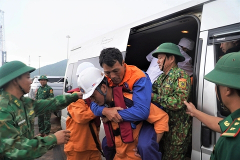 15 giờ chơi vơi trên biển sau chìm tàu: 'Rạm biển bò lên áo, tôi bắt ăn để nuôi hi vọng'