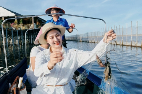 Ngắm hoàng hôn, làm ngư dân  ở đầm Chuồn