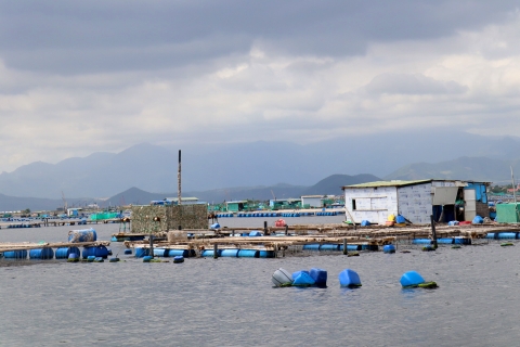 Tháo dỡ nhiều lồng bè nuôi trái phép trên vịnh Cam Ranh