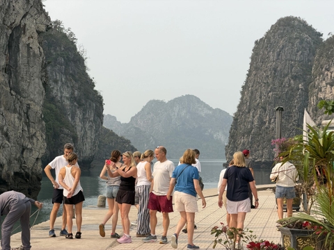 Khách ngoại đổ về vịnh Hạ Long vượt xa khách Việt