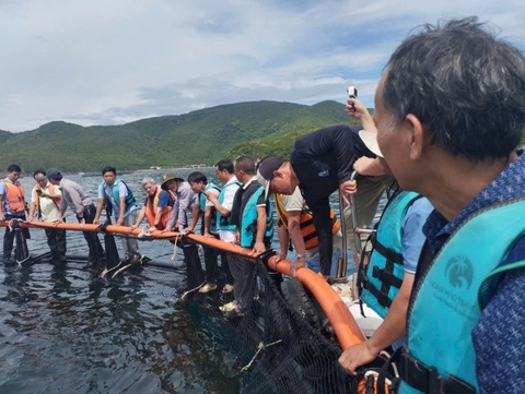 Khuyến nông dẫn dắt nuôi biển công nghệ cao thích ứng biến đổi khí hậu