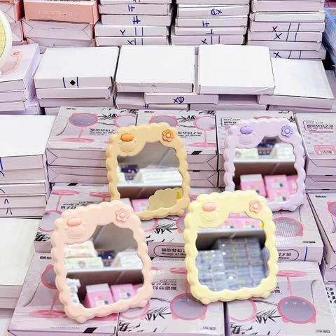 Gương để bàn khung nhựa, cừu hoa cách điệu 20x16.5cm (vàng/hồng/trắng)