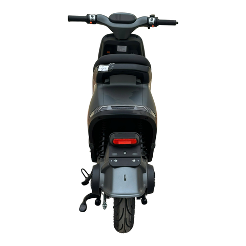 Xe máy điện Hugo S3 màu đen sần