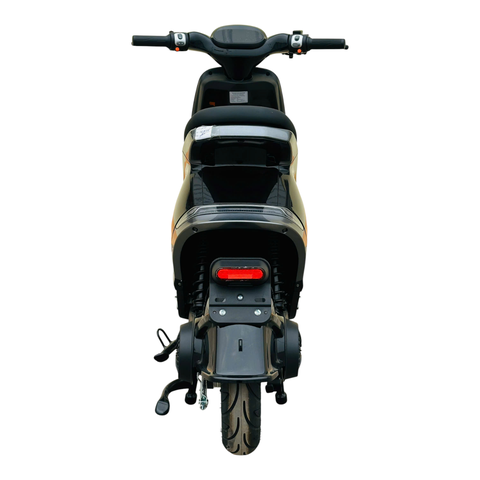 Xe máy điện Hugo S3 màu đen bóng