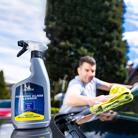 Dung Dịch Vệ Sinh Kính Lái Ô Tô Chuyên Dụng MICHELIN Foaming Glass Cleaner 31395 650ml (Hàng Chính Hãng)