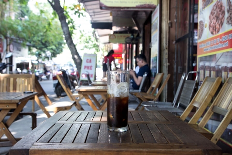 Cafe Vỉa Hè Có An Toàn Không? Sự Thật Bạn Cần Biết Trước Khi Uống