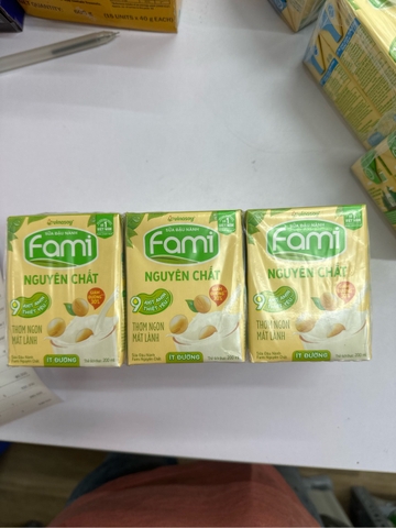 Sữa đậu nành Fami nguyên chất ít đường - hộp 200ml