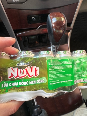 Sữa chua uống men sống NuVi - Lốc 5 chai