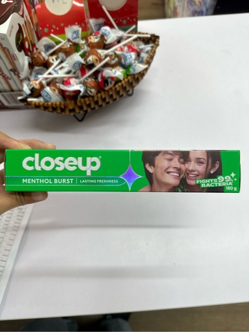 Kem đánh răng Closeup bạc hà thơm mát 180g