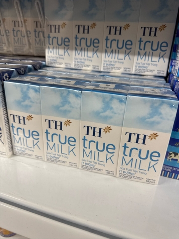 Sữa tươi triệt trùng TH Truemilk ít đường  - Hộp 180ml