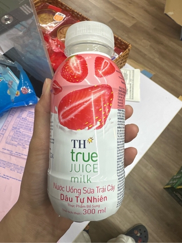 Nước sữa trái cây Dâu TH - chai 300ml