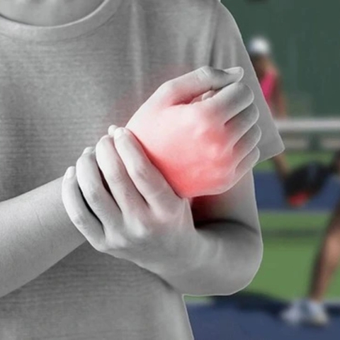 Đau Cổ Tay Sau Khi Cầm Vợt Là Do Đâu? Cách Giãn Cơ Và Bảo Vệ Khớp Tay Hiệu Quả