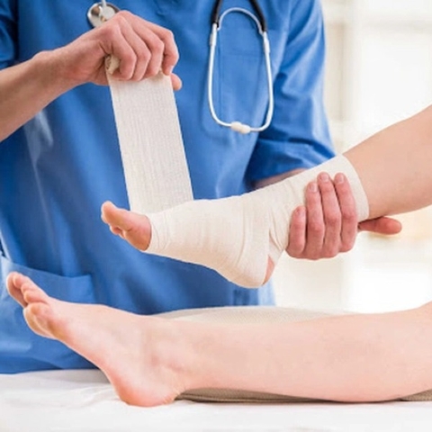 Xử lý nhanh khi bị bong gân cổ chân lúc chơi thể thao – Đừng chủ quan!