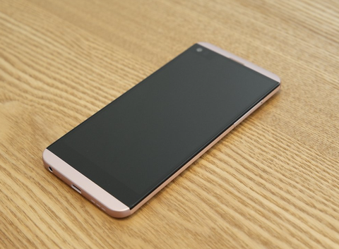 LG Q8