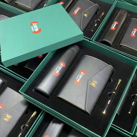 In Bộ Quà Tặng Sổ Da, Bình Giữ Nhiệt, Bút Kim Loại – Sang Trọng Và Tiện Dụng