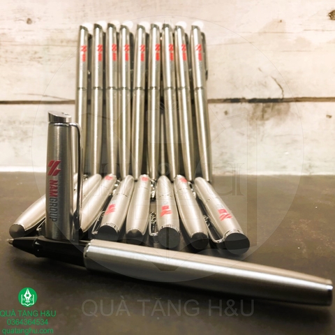 but-kim-loai-in-logo-cong-ty-lam-qua-tang-nhan-vien