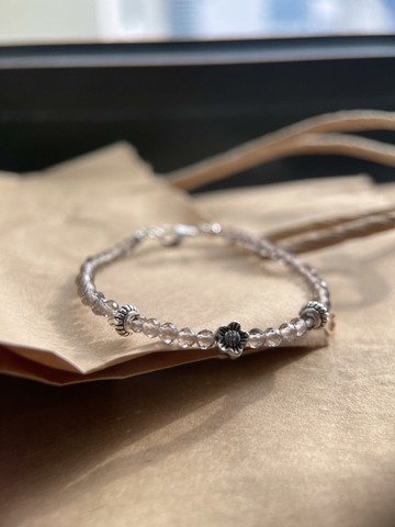 Vòng tay thạch anh khói mix charm bạc