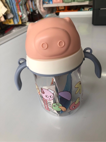 bình nước ống hút dây đeo lợn 380ml