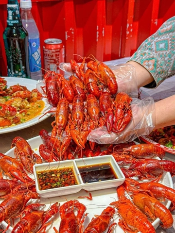 Tôm hùm đất có màu đỏ rực bắt mắt 