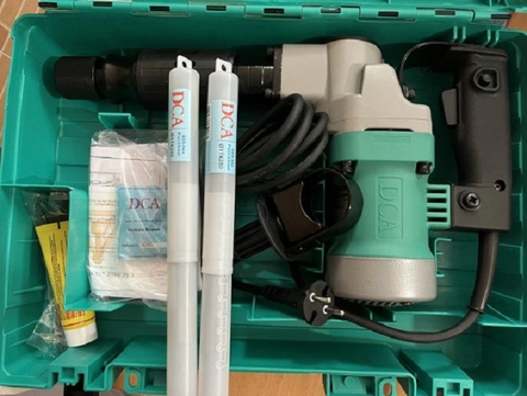 Máy Đục Bê Tông DCA AZG6S 1050W