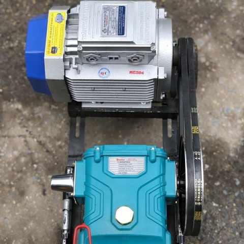 Máy rửa xe dây đai 3Kw Osaika OS48 piston sứ