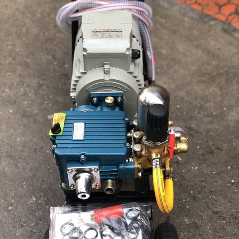 Máy Rửa Xe Liền Trục 2200W Amax AMG28DT