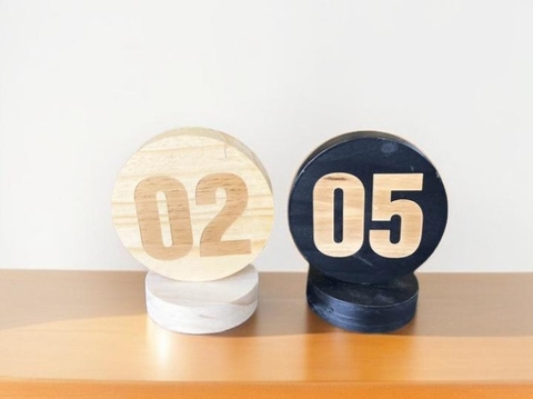 BIỂN SỐ BÀN CHẤT LIỆU GỖ