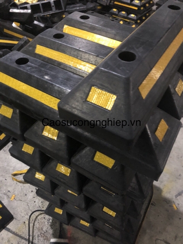 Chặn Lùi Xe Cao Su 560x150x100mm