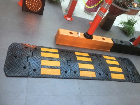 Gờ giảm tốc 500x500x50mm