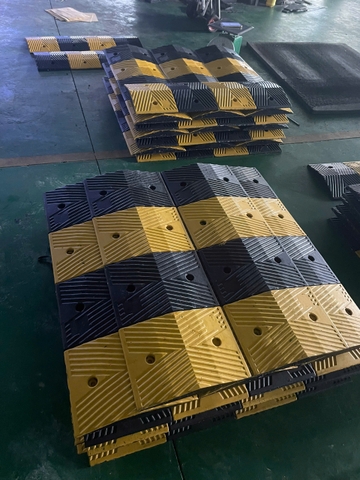 Gờ Giảm Tốc Cao Su KT: 1000X350X40mm