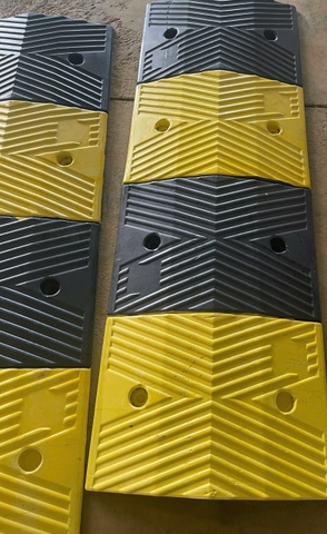 Gờ Giảm Tốc Cao Su KT: 1000X350X40mm