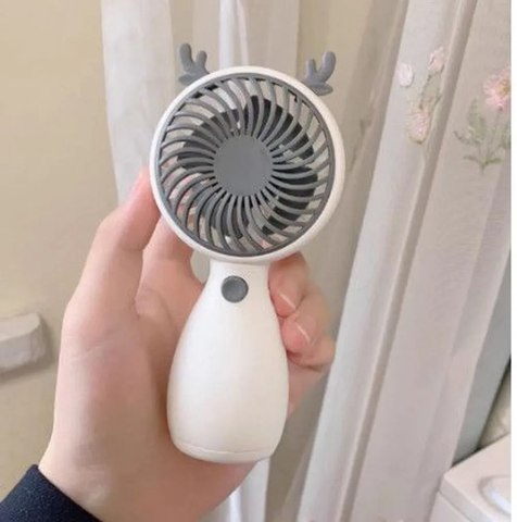Quạt mini cầm tay, quạt cầm tay mini có đế để bàn , nhỏ gọn, tiện lợi (Tặng Dây Sạc+ kèm dây cao su) ( màu ngau nhien)
