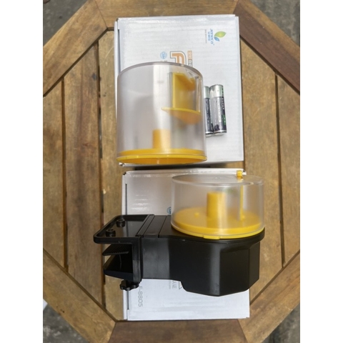 Máy cho cá ăn tự động Jeneca F-8805 (Tặng kèm 2 pin)