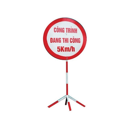 Biển báo công trường đang thi công