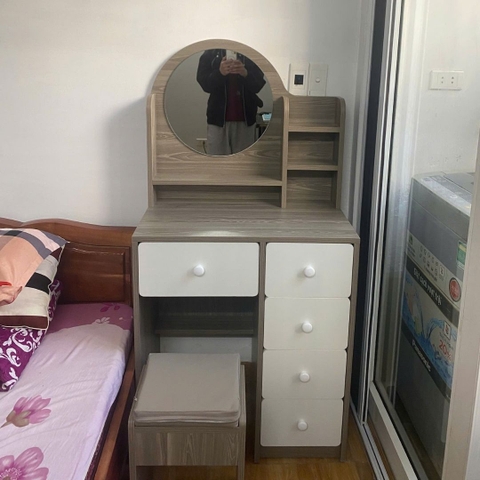 Bàn trang điểm MDF phủ Melamine có gương và ngăn kéo, thiết kế thanh lịch, thương hiệu KN Home Decor.