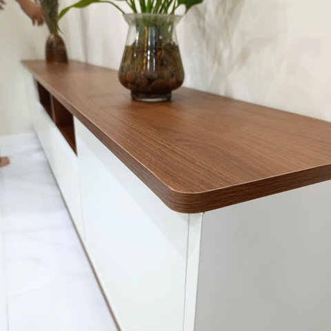 Kệ tivi gỗ MDF phủ Melamine hiện đại, thiết kế đơn giản, có nhiều kích thước và màu sắc tùy chọn, thương hiệu KN Home Decor.
