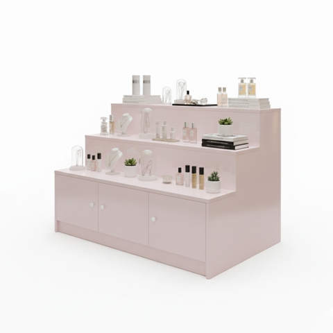 Ảnh màu hồng: Kệ trưng bày mỹ phẩm 3 tầng gỗ MDF phủ Melamine màu hồng pastel kích thước 120x75x80 cm, phù hợp shop mỹ phẩm và spa.