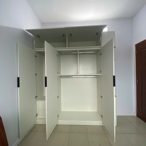 mẫu tủ quần áo âm tường cánh mở hiện đại
