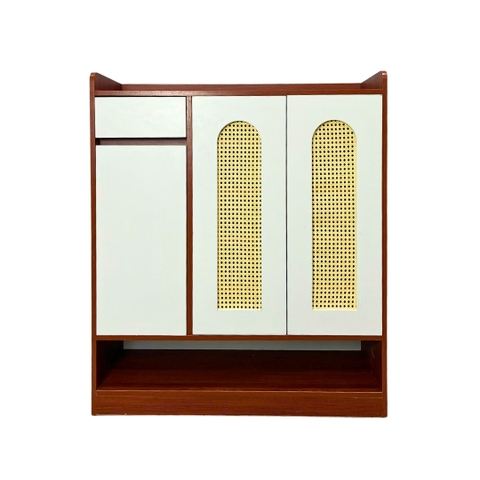 Tủ giày MDF phủ Melamine với cánh phối mây nhựa tự nhiên, thiết kế thông thoáng hiện đại, thương hiệu KN Home Decor.