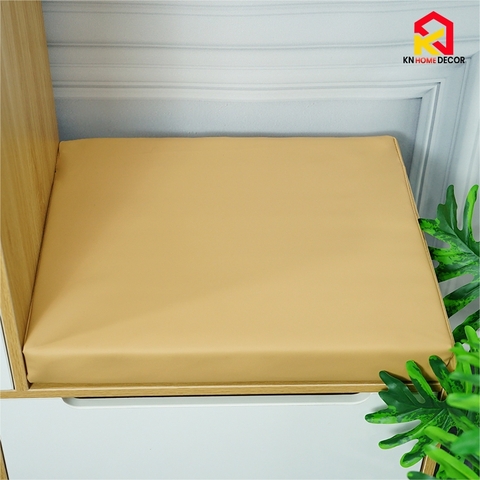 “Tủ giày lắp ráp gỗ MDF phủ Melamine dày 12-15mm, kích thước R90C120S33cm, có đệm ngồi bọc da tiện dụng. Thiết kế hiện đại, nhỏ gọn, 4 màu sắc: trắng, gỗ sồi vàng, vân gỗ xám, nâu óc chó. Phù hợp cho chung cư, nhà phố.”