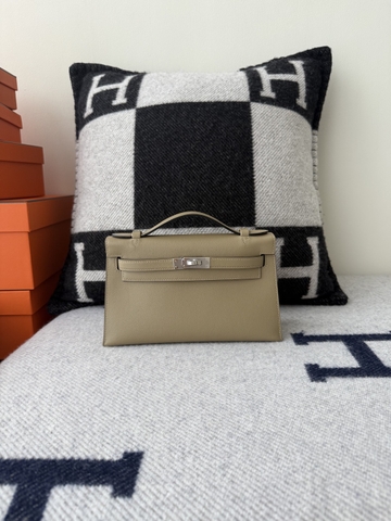 Kelly Pochette 22cm Swift Skin Beige Marfa Silver Hardware