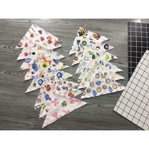 KHĂN YẾM TAM GIÁC CHO BÉ TRAI GÁI