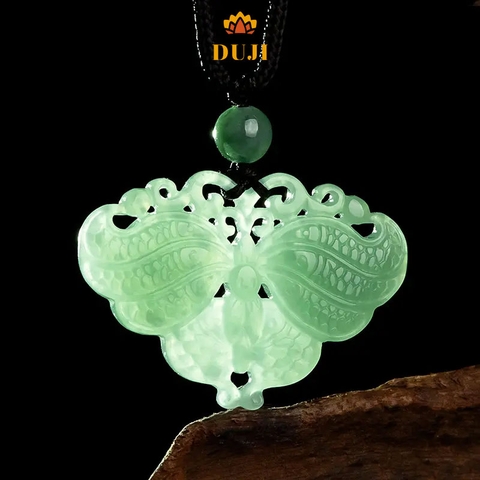 Mặt dây chuyền bướm nước xanh ngọc bích tự nhiên