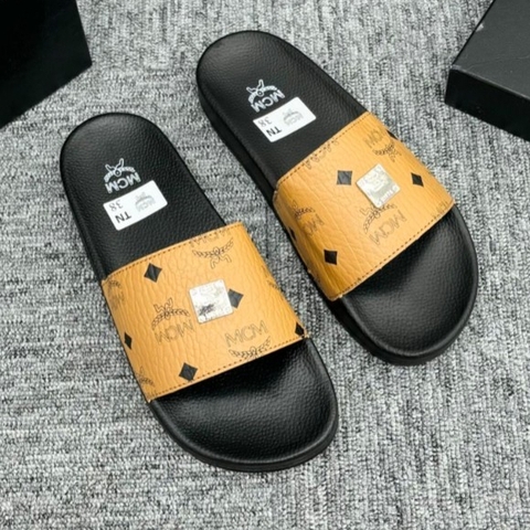 Dép lê nam nữ MCM đế cao su non quai da nhăn phối in hoạ tiết chữ tag logo bạc trước đế êm dầy dặn boy phố 2024 Full Box