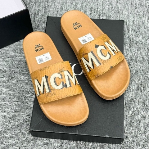 Dép lê quai ngang nam mcm - slide quai da Pu sần dập chữ huy hiệu tag logo kim loại đế cao su non,Dép Nam MờCêMờ