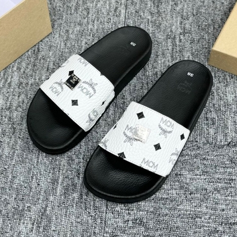 Dép quai ngang MCM Trắng in hoạ tiết đơn giản ,SLIDE SANDAL MCM 'WHITE BLACK'. DÉP MCM DA TRẮNG ĐEN gắn tag kim loại